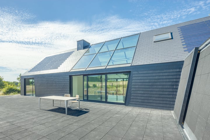 Wohnhaus mit Cedral Dach und Fassadenplatten mit integrierten Photovoltaikmodulen auf dem Dach