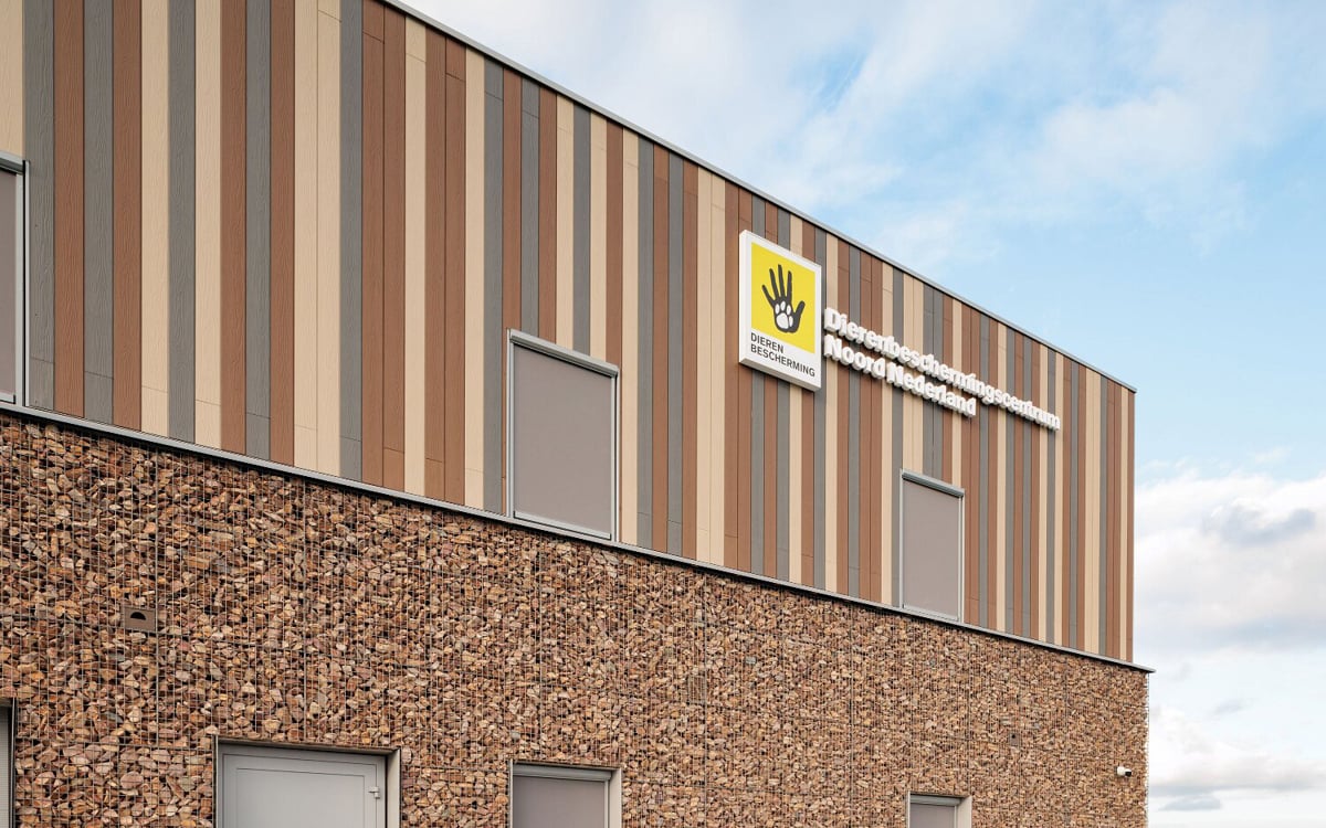 Markante kleurencombinatie van Cedral sidings geeft nieuw dierenasiel levendige look
