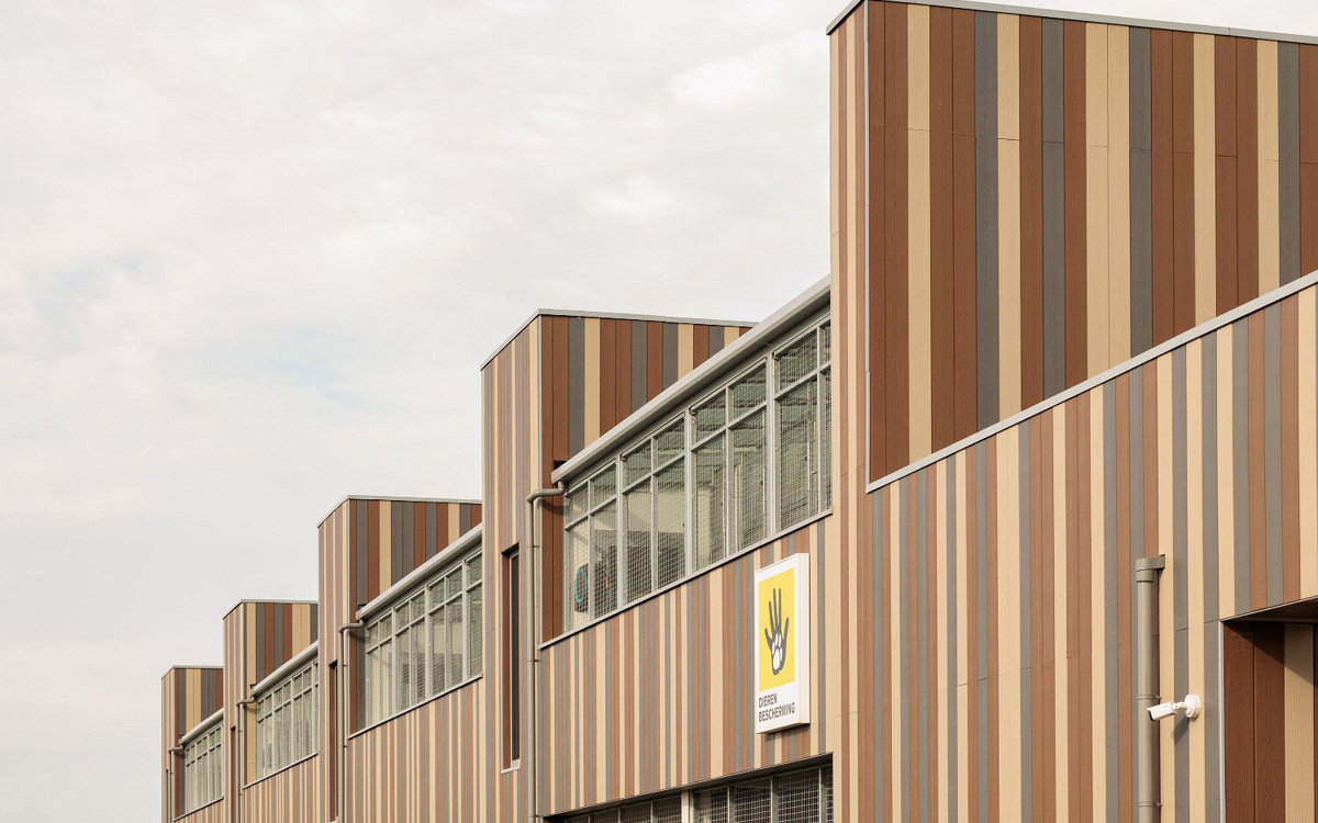 Markante kleurencombinatie van Cedral sidings geeft nieuw dierenasiel levendige look