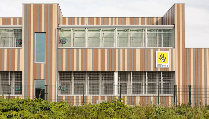 Markante kleurencombinatie van Cedral sidings geeft nieuw dierenasiel levendige look