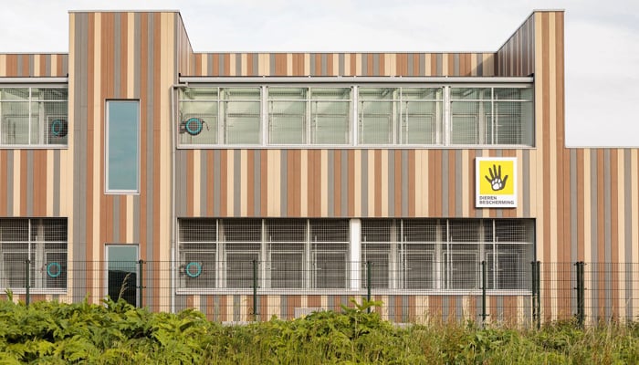 Markante kleurencombinatie van Cedral sidings geeft nieuw dierenasiel levendige look