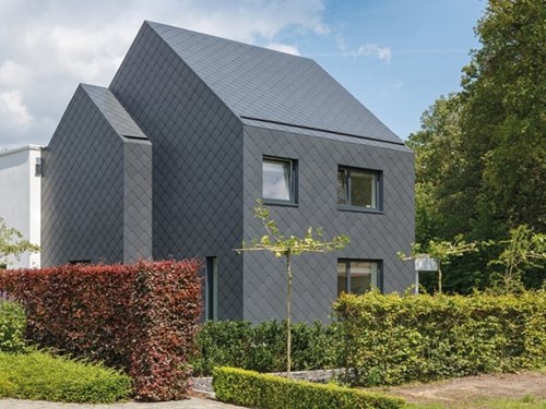 Gevelbekleding met vezelcement leien, woning volledig bekleed met Cedral Leien