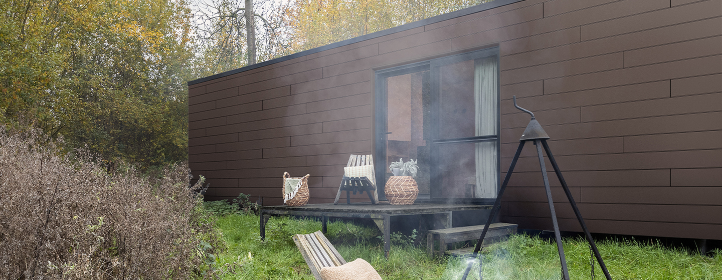 Fassade mit Paneelen der Natural Collection, natürliche Farbnuance und dezente Struktur schaffen ein harmonisches, authentisches Erscheinungsbild.