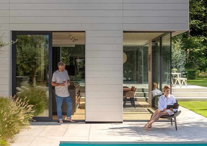 Detail einer Fassade mit Paneelen aus der Design Collection, matte Oberfläche, klare Linien und moderner Farbton für ein elegantes Erscheinungsbild