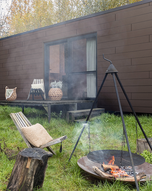 Detail einer Fassade mit Paneelen der Natural Collection, natürliche Farbnuance und dezente Struktur schaffen ein harmonisches, authentisches Erscheinungsbild.