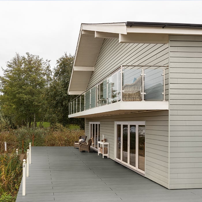 Klasikinis namas su šviesios spalvos Cedral fasadu