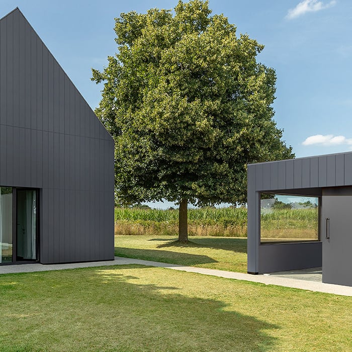 Modernus namas su C18 spalvos Cedral dailylentėmis