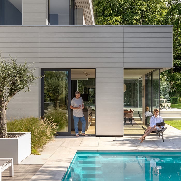 Fassade aus der Design Collection mit Cedral Click Paneelen in strukturierter Oberfläche. Die leichte Holzstruktur und die präzise Linienführung verleihen dem Gebäude ein modernes, aber natürlich wirkendes Erscheinungsbild.