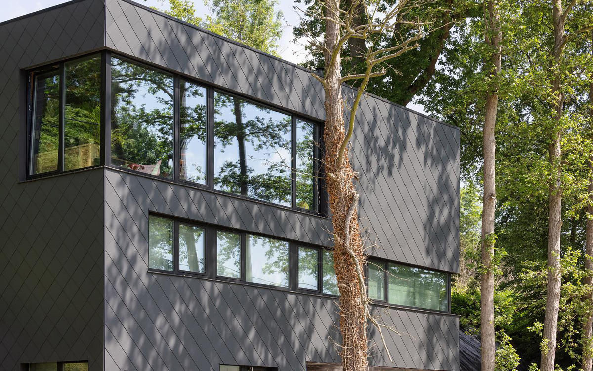 Une maison unifamiliale élégante et épurée par un revêtement en ardoise gris foncé
