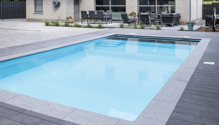 Modern terras rond een zwembad in Balen (testimonial)