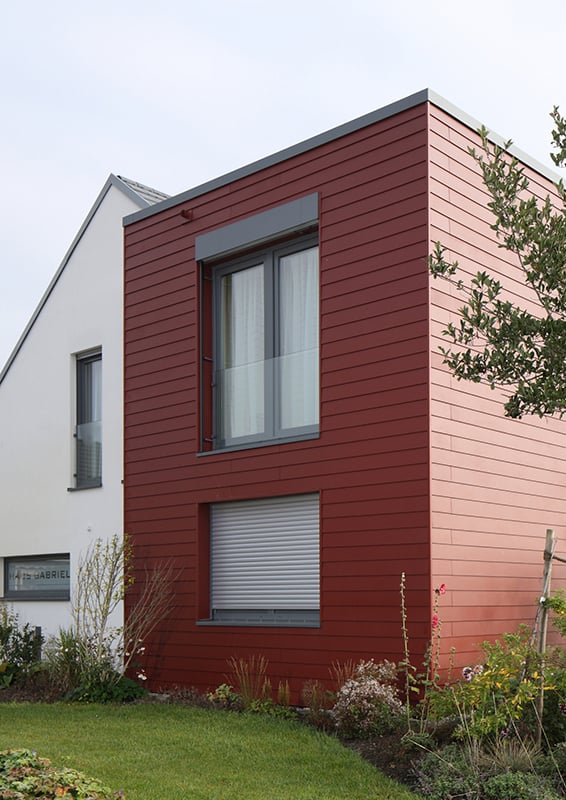Casa moderna con revestimiento de fachadas rojo de Cedral