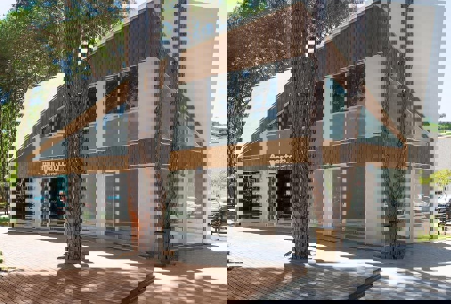 Centro Comercial Las Golondrinas Siding Cedral madera