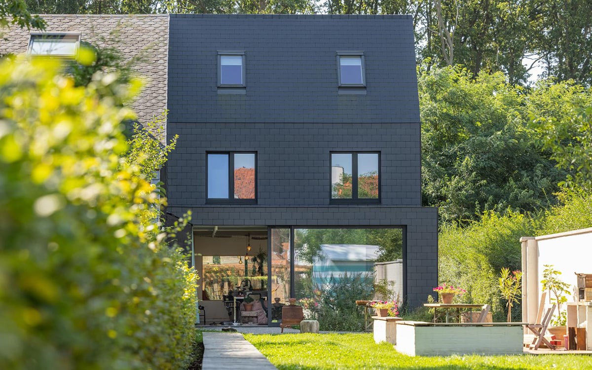 Élégant monolithe avec toiture et façades gris foncé