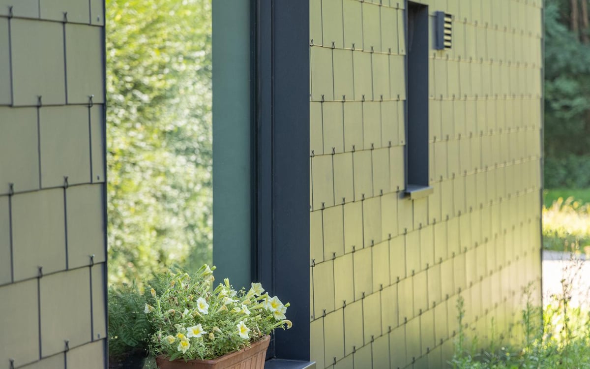 Élégant monolithe avec toiture et façades gris foncé