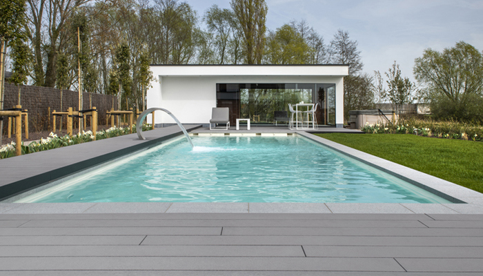 Lames de terrasse Cedral autour de la piscine : architecte de jardin Robin et propriétaire Carmen à la parole