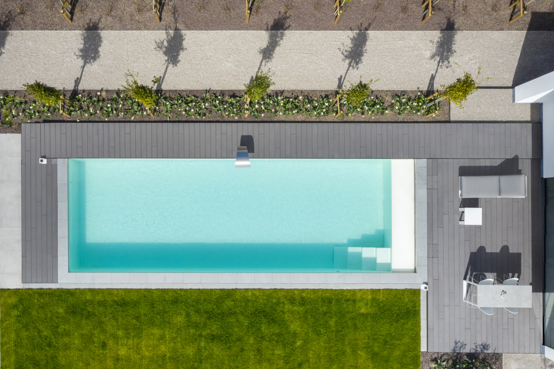 Cedral terrasplanken rond het zwembad, tuinarchitect Robin en particulier Carmen vertellen