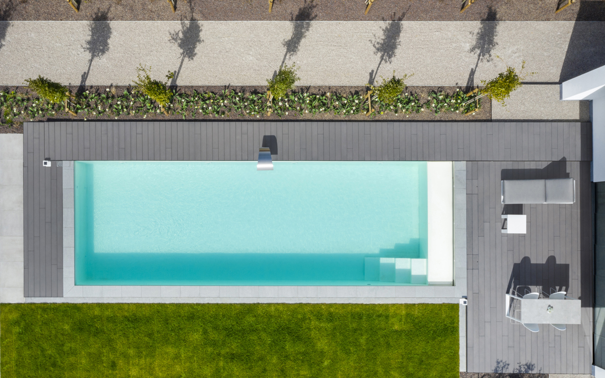 Cedral terrasplanken rond het zwembad, tuinarchitect Robin en particulier Carmen vertellen