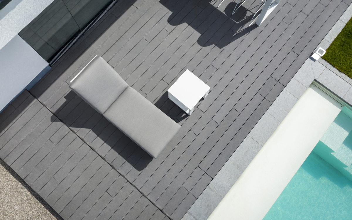 Lames de terrasse Cedral autour de la piscine : architecte de jardin Robin et propriétaire Carmen à la parole