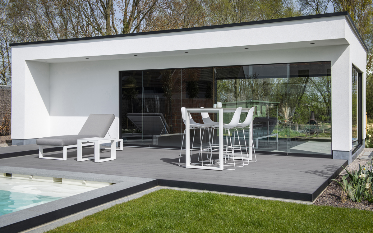 Lames de terrasse Cedral autour de la piscine : architecte de jardin Robin et propriétaire Carmen à la parole