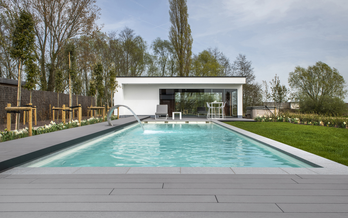 Lames de terrasse Cedral autour de la piscine : architecte de jardin Robin et propriétaire Carmen à la parole