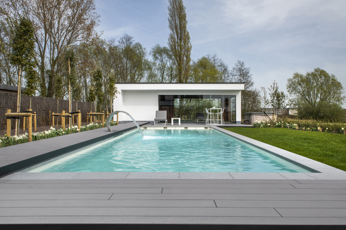 Lames de terrasse Cedral autour de la piscine : architecte de jardin Robin et propriétaire Carmen à la parole