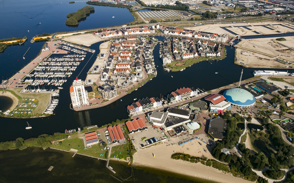 Allure élégante et beau mélange de couleurs pour les ‘abris à bateau’ de Harderwijk