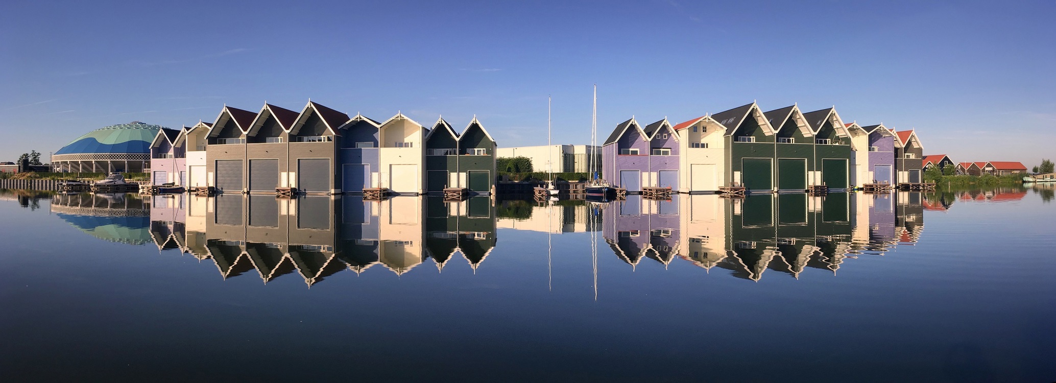 Allure élégante et beau mélange de couleurs pour les ‘abris à bateau’ de Harderwijk