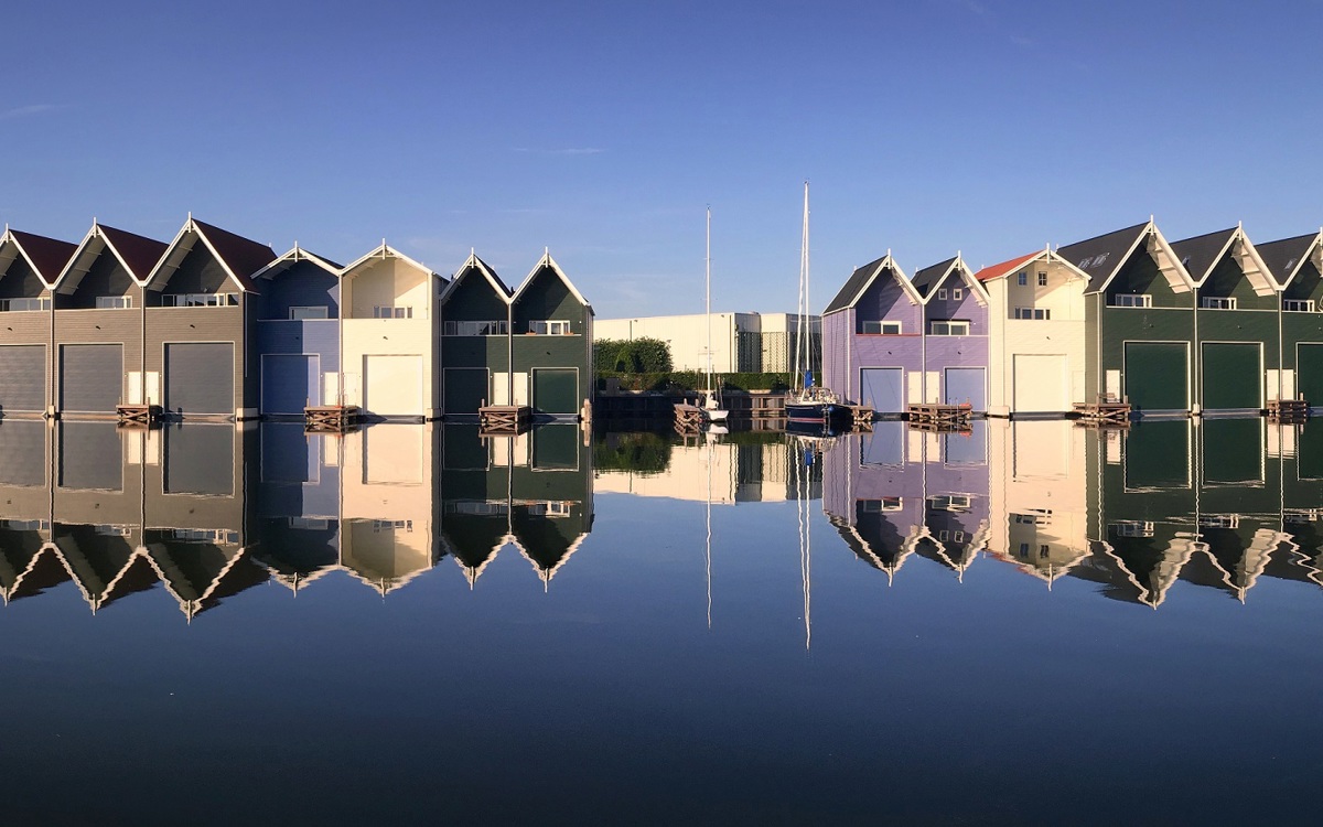 Allure élégante et beau mélange de couleurs pour les ‘abris à bateau’ de Harderwijk