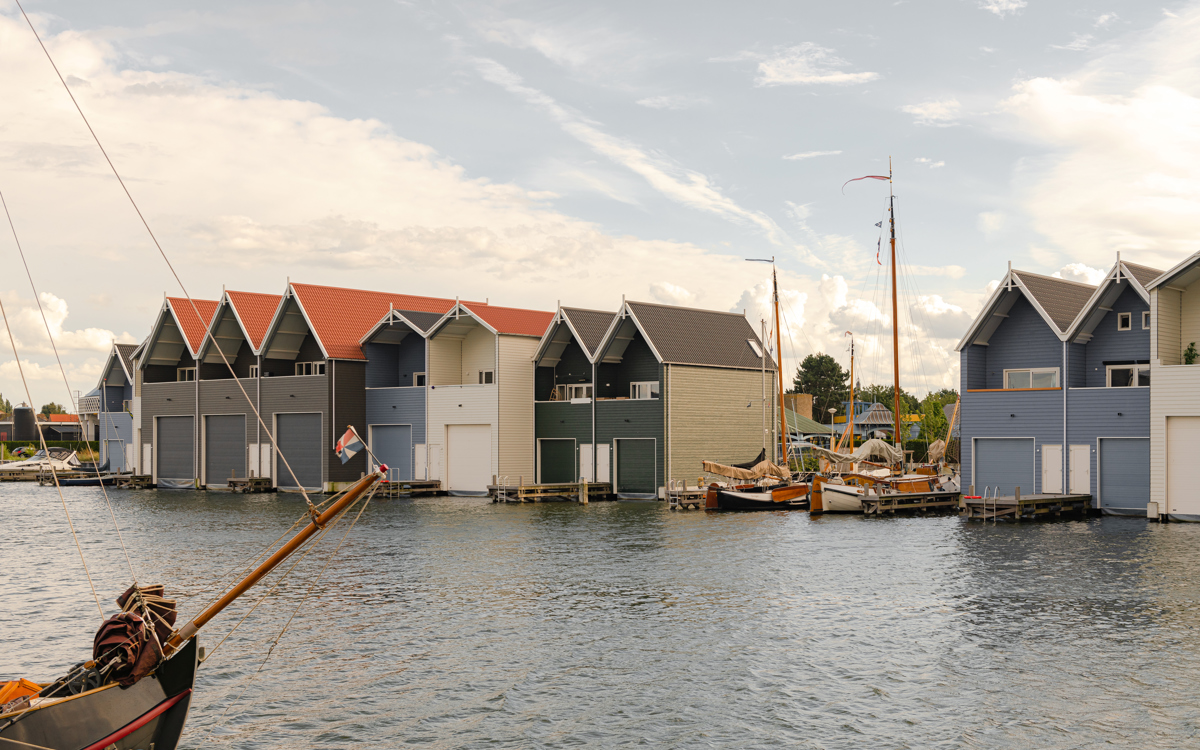Allure élégante et beau mélange de couleurs pour les ‘abris à bateau’ de Harderwijk
