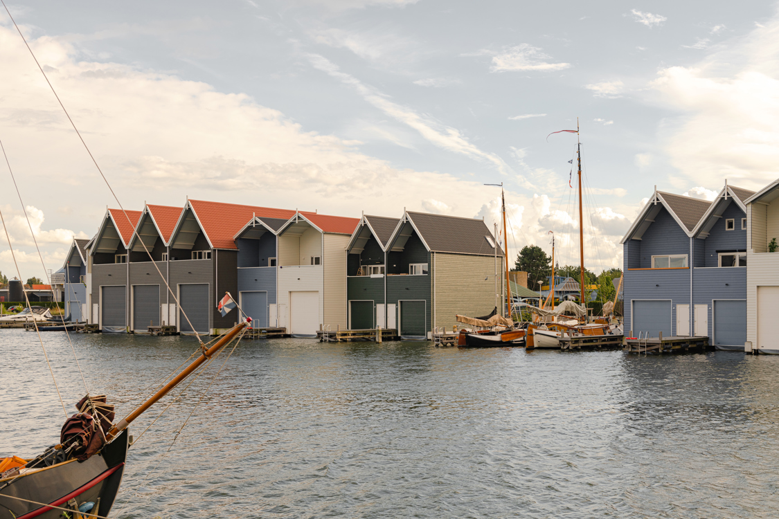 Strak uiterlijk en fraaie kleurenmix voor Harderwijkse boothuizen