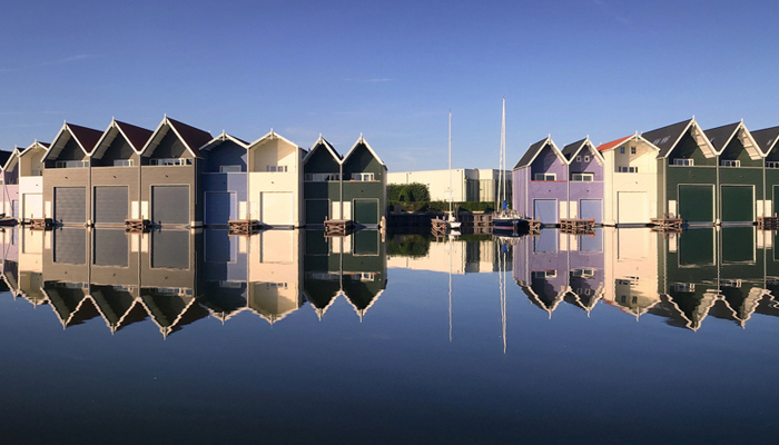 Allure élégante et beau mélange de couleurs pour les ‘abris à bateau’ de Harderwijk