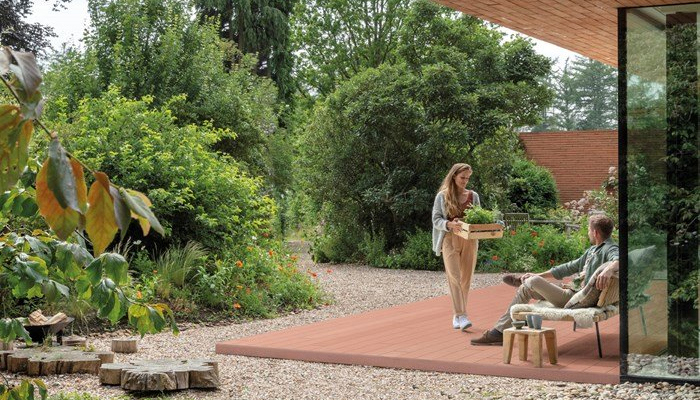Kies een terrasvloer die helemaal opgaat in de natuur