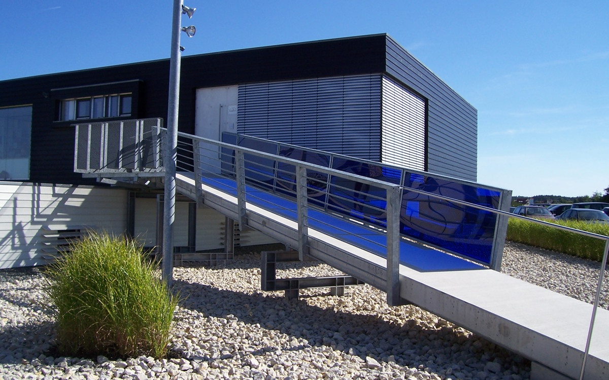 Was ist eine vorgehängte hinterlüftete Fassade? Aus welchen Elementen besteht sie? Und was sind die Vorteile?