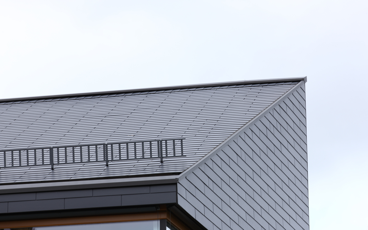 De voordelen van vezelcementleien op een hellend dak 
