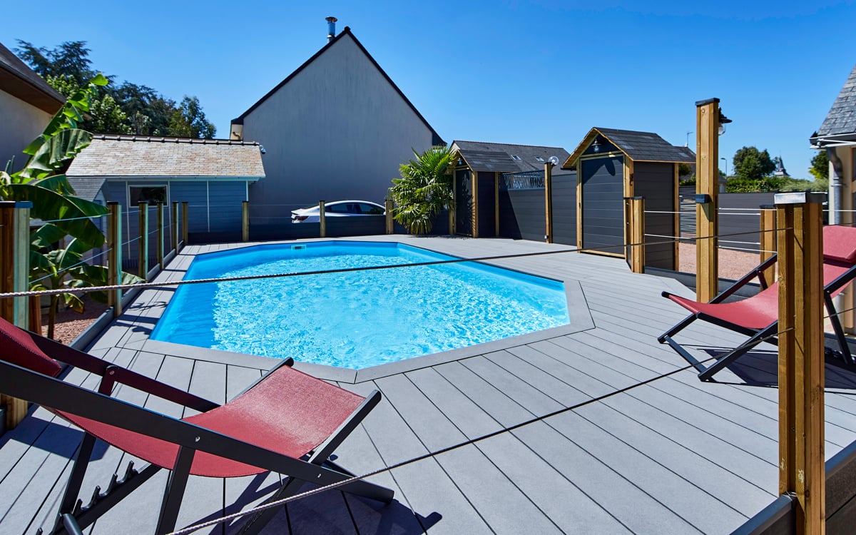 What material to choose for your poolside terrace?