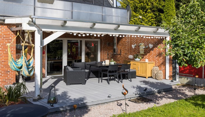 Entspannendes, familienfreundliches Outdoor-Wohnen mit Cedral Terrasse